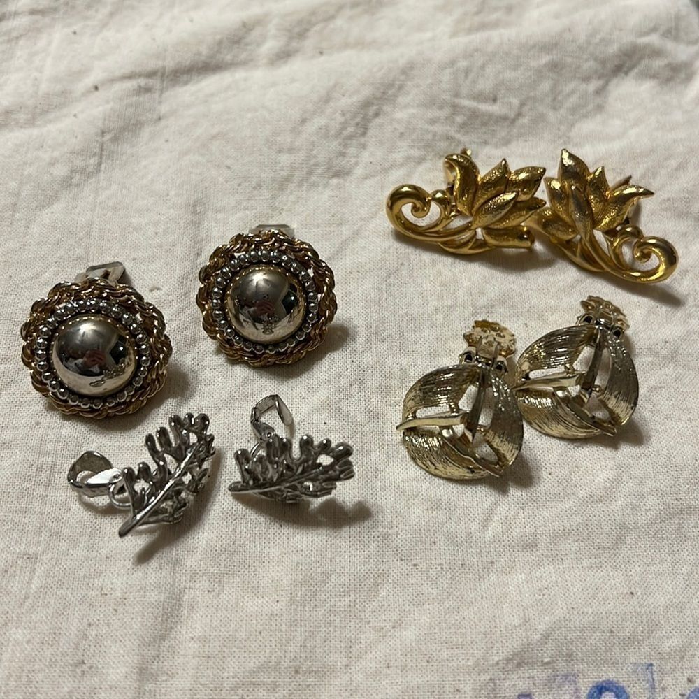 4 Pair Vintage Clip On Earringsā- Unmarked / Unsigned